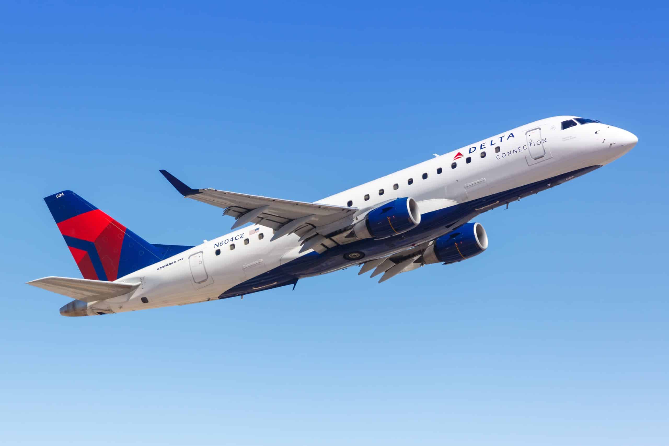 Delta Airlines vliegtuig in de lucht boven blauwe hemel