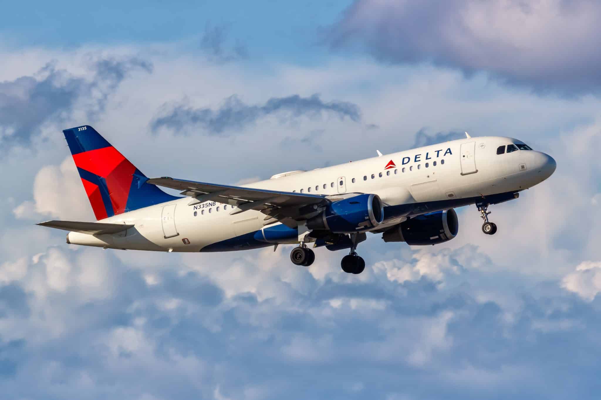 Delta Airlines vliegtuig tijdens landing boven wolken