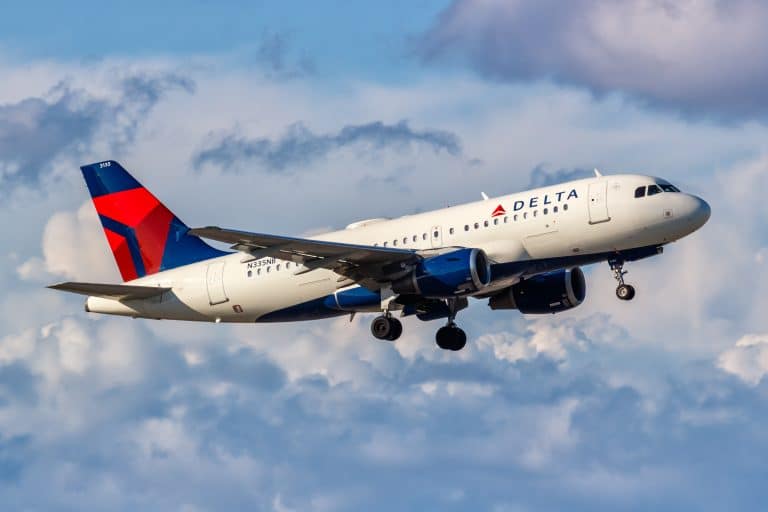 Delta Airlines vliegtuig tijdens landing boven wolken