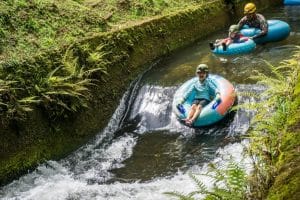 Familie tubet door kanaal op Kauai, Hawaii