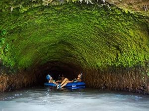 Mensen tuben door groene tunnel op Kauai, Hawaii