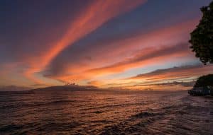 Avondlucht boven de oceaan bij Lanai, Hawaii