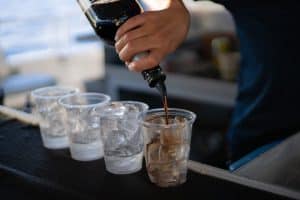Drankjes worden ingeschonken aan boord van de Quicksilver bij Maui, Hawaii