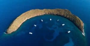 Luchtfoto van Molokini krater bij Maui, Hawaii met boten