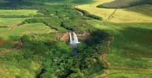 Luchtfoto van Wailua Falls op Kauai, Hawaii omringd door groen landschap
