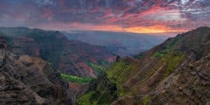 Uitzicht over Waimea Canyon op Kauai, Hawaii bij zonsondergang