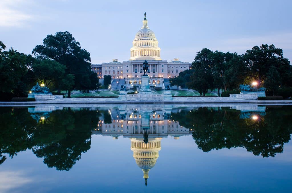 Het Capitool in Washington D.C. weerspiegeld in de vijver