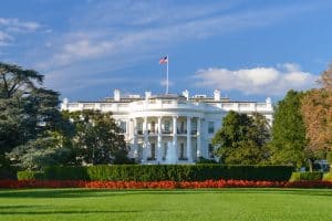 Het Witte Huis in Washington D.C. met groene tuin en blauwe lucht