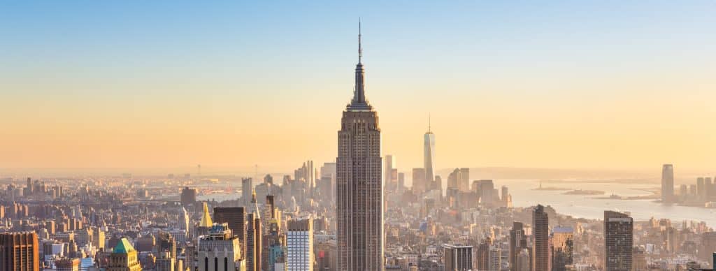 Skyline van New York met het Empire State Building bij zonsondergang