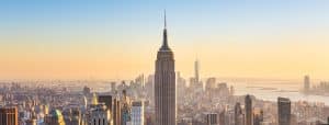 Skyline van New York met het Empire State Building bij zonsondergang