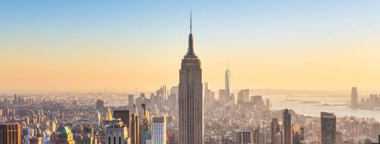 Skyline van New York met het Empire State Building bij zonsondergang