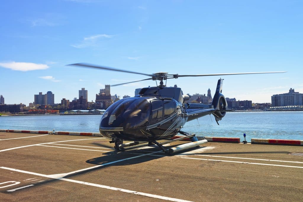 Helikopter op helikopterplatform in New York