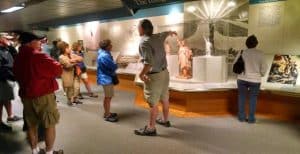 Bezoekers tijdens museumtour over het Vrijheidsbeeld in New York
