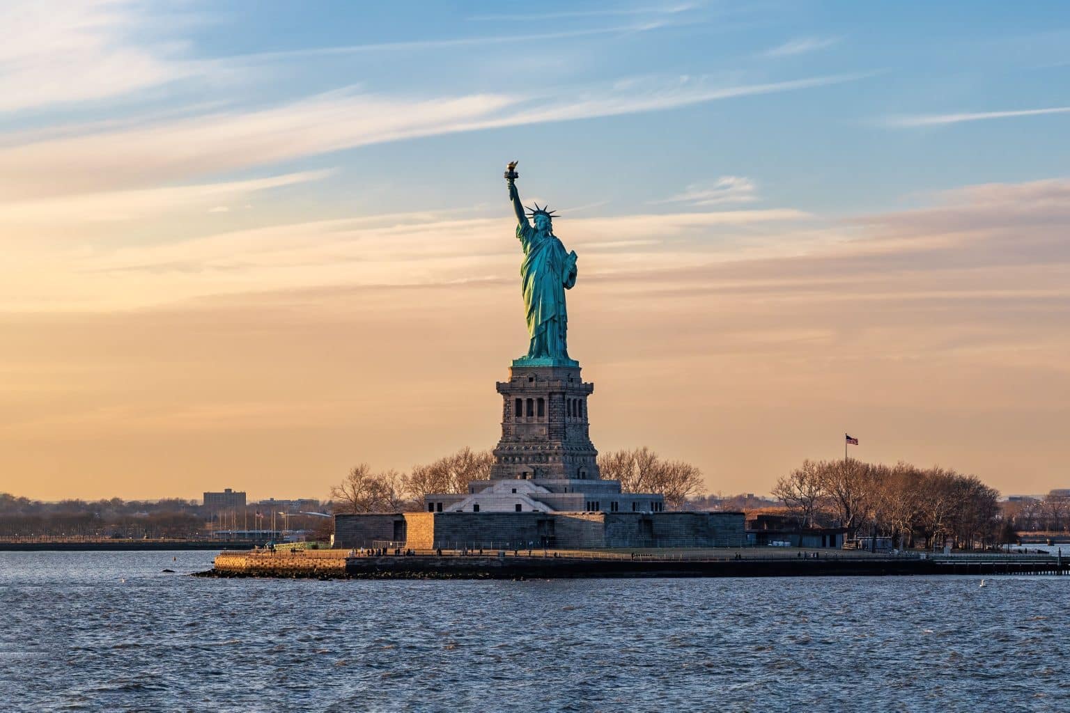 Vrijheidsbeeld in New York bij zonsondergang