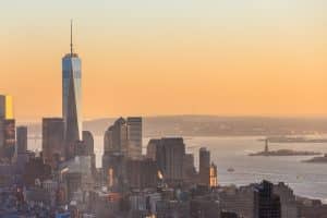Skyline van New York met One World Trade Center bij zonsondergang