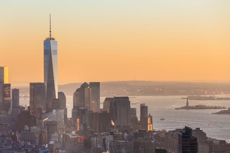 Skyline van New York met One World Trade Center bij zonsondergang