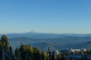 Uitzicht op Mount Hood in Oregon met Timberline Lodge op de voorgrond