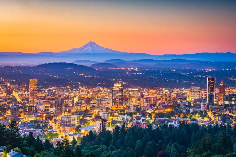 Skyline van Portland met Mount Hood bij zonsondergang