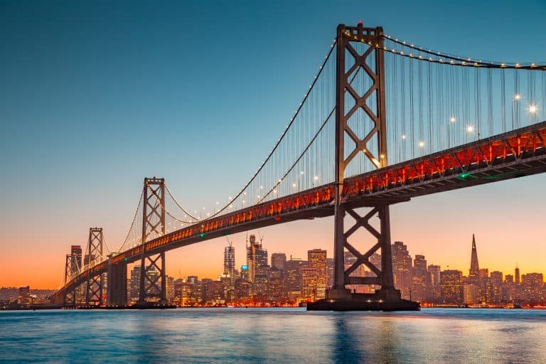 San Francisco Bay Bridge met skyline en verlichting