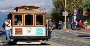 San Francisco kabeltram met Alcatraz op de achtergrond