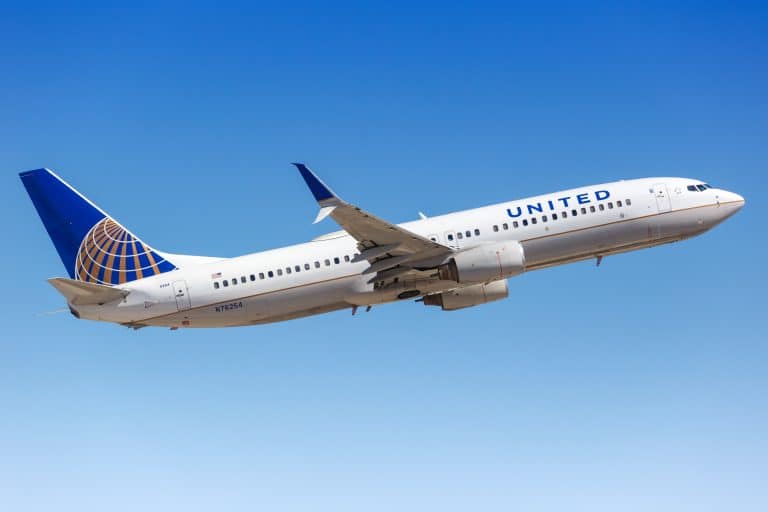United Airlines vliegtuig in heldere blauwe lucht