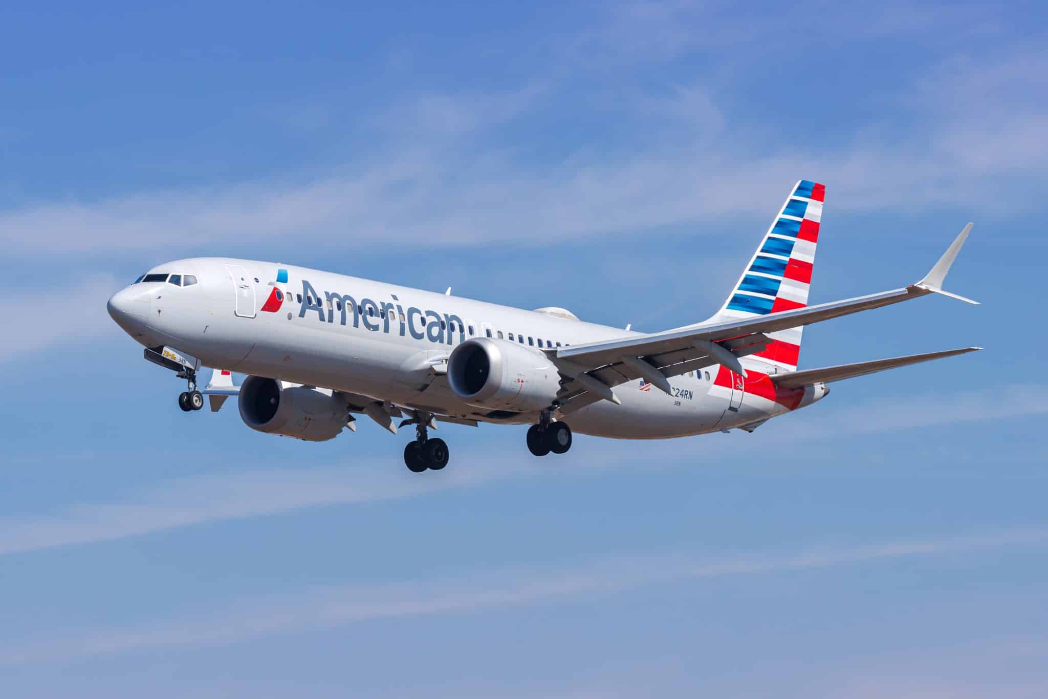 American Airlines vliegtuig in de lucht met blauwe hemel