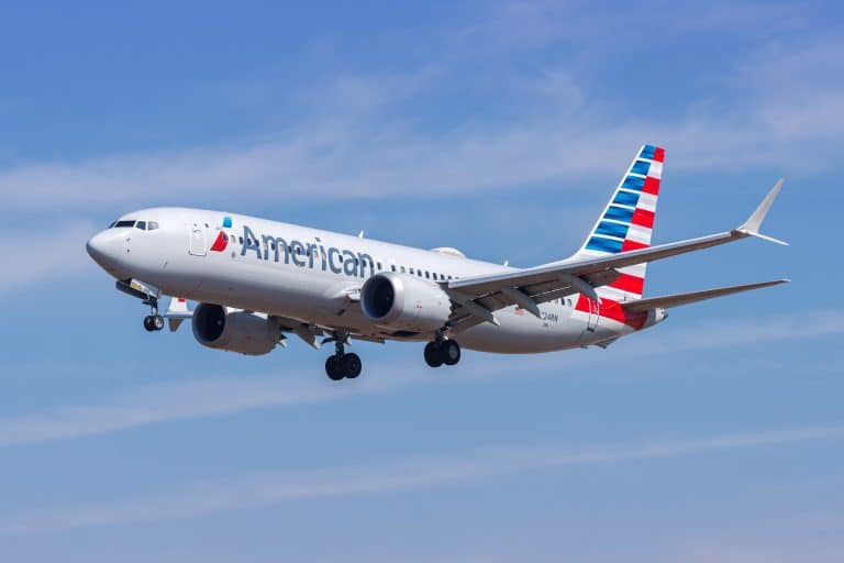 American Airlines vliegtuig in de lucht met blauwe hemel