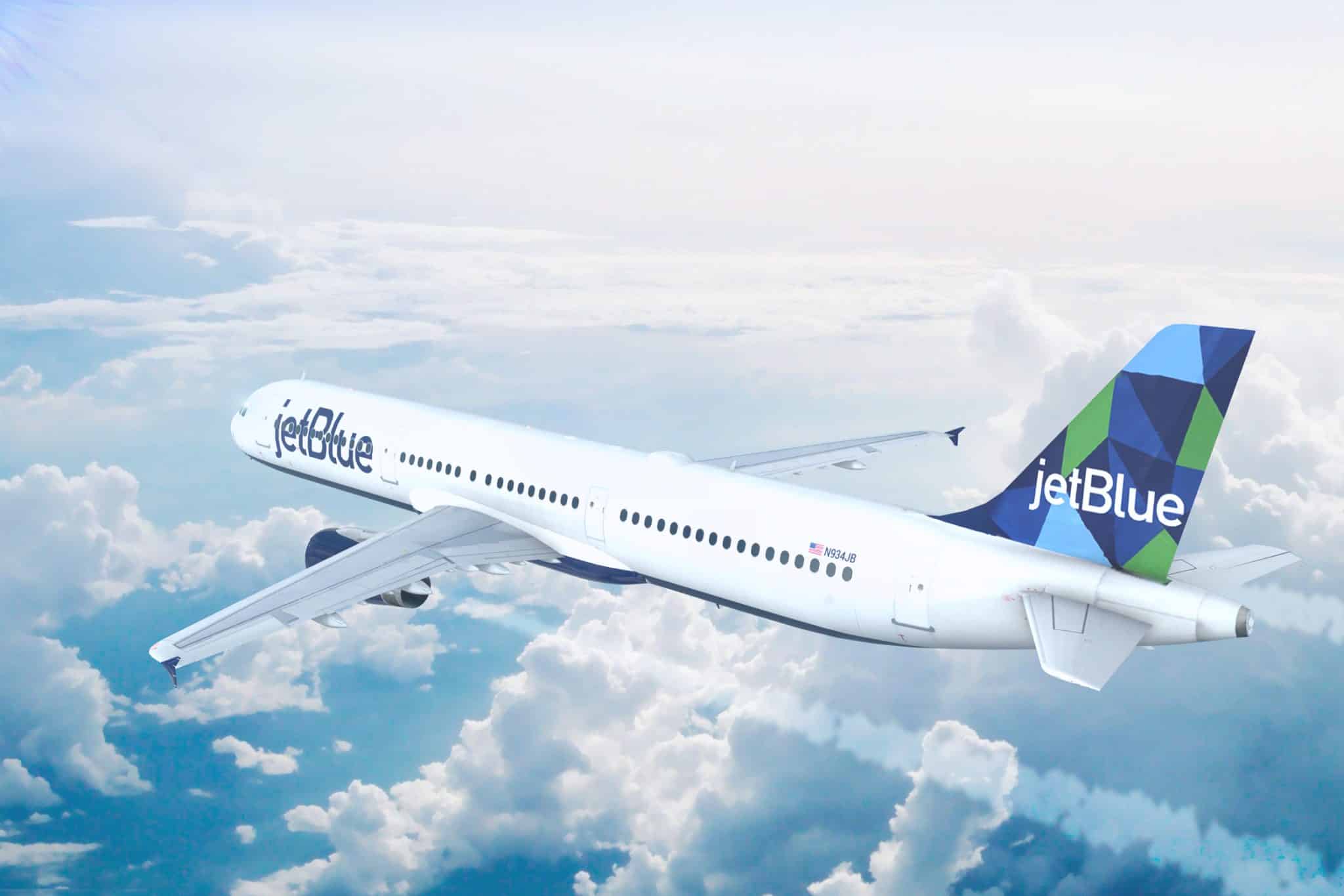 JetBlue vliegtuig vliegt boven de wolken