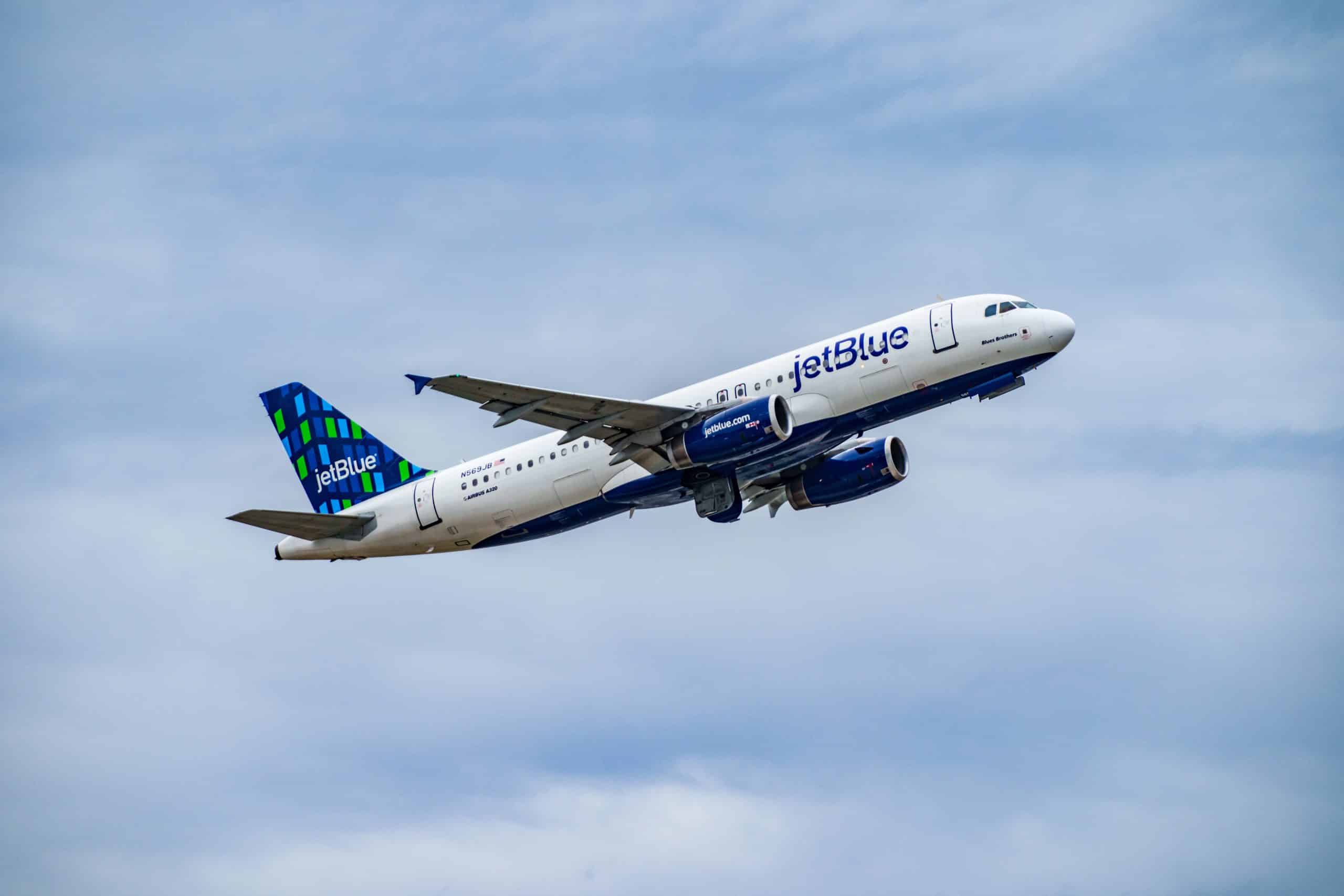 JetBlue vliegtuig stijgt op in de lucht