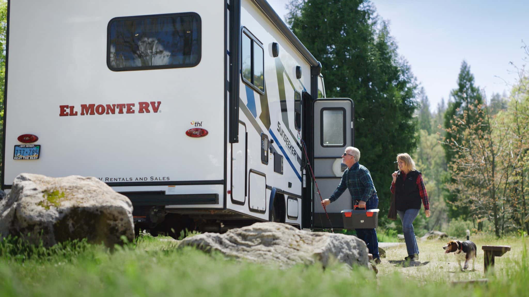 El Monte Class C camper bij Bass Lake Californië met stel en hond
