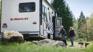 El Monte Class C camper bij Bass Lake Californië met stel en hond