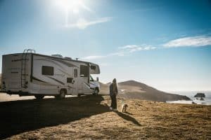 El Monte C-Large aan kust met vrouw en hond