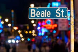 Straatbord van Beale Street in Memphis bij avond