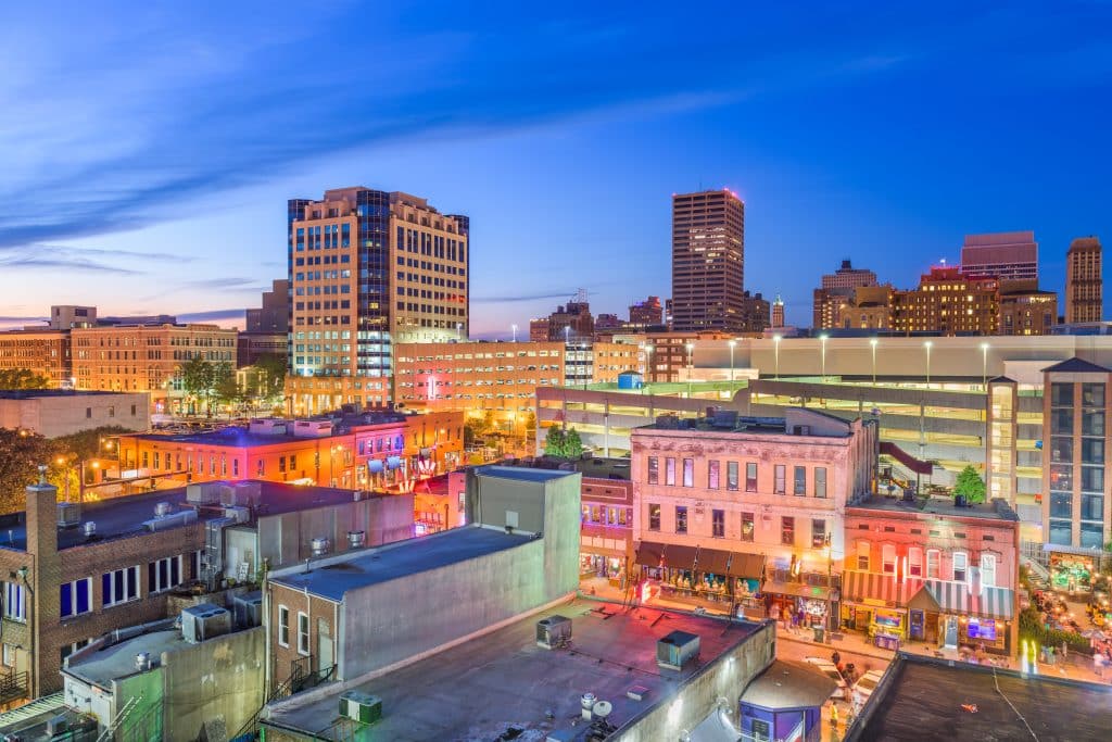 Uitzicht op downtown Memphis en Beale Street bij avond