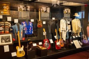Tentoonstelling met gitaren en kostuums in Country Music Hall of Fame Museum Nashville