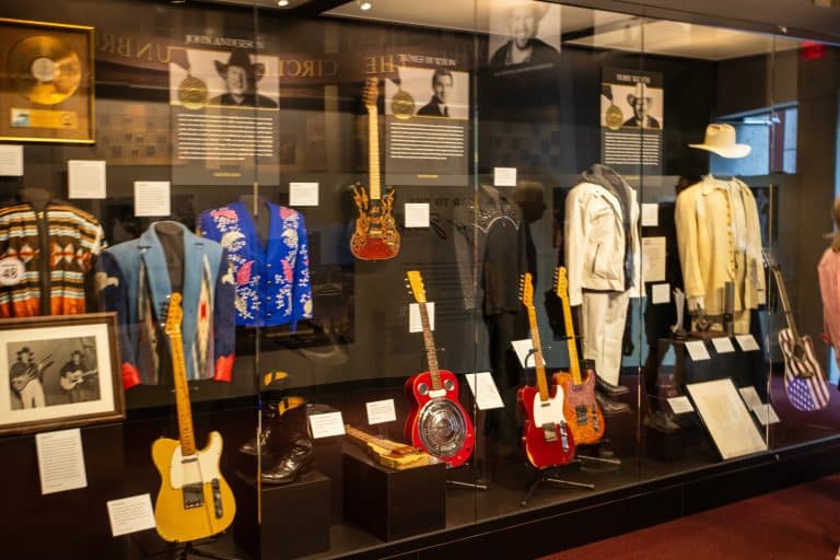 Tentoonstelling met gitaren en kostuums in Country Music Hall of Fame Museum Nashville