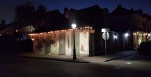 Lafitte’s Blacksmith Shop in New Orleans bij nacht