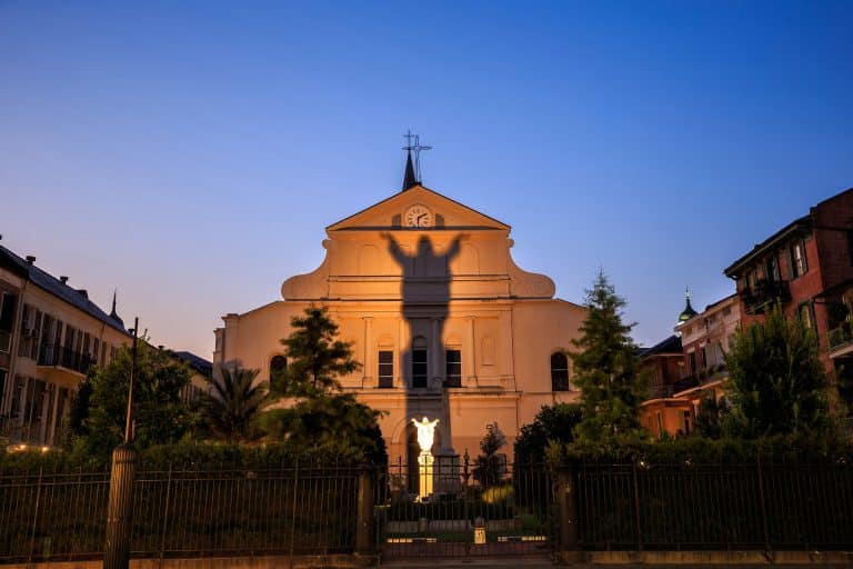 St. Louis Cathedral in New Orleans met schaduw van Christusbeeld