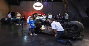 Bezoekers bekijken de Batmobile tijdens Warner Bros. Studio Tour in Los Angeles