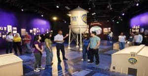 Gids leidt bezoekers door expositie van Warner Bros. Studio Tour in Los Angeles