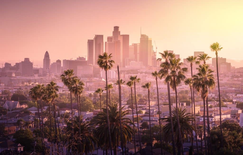 Downtown Los Angeles met palmbomen bij zonsondergang