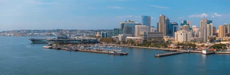 Skyline en haven van San Diego, Californië