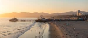 Santa Monica Pier in Californië bij zonsondergang
