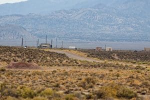 Toegangsweg naar Area 51 in de woestijn van Nevada