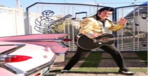 Elvis-imitator naast roze Cadillac in Las Vegas