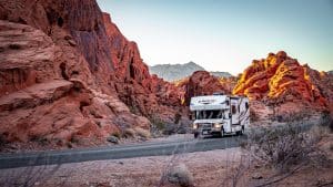 Camper in Valley of Fire Nevada bij zonsondergang