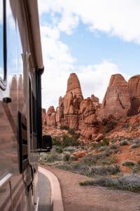 El Monte C-Medium bij rotsformaties in Arches National Park Utah