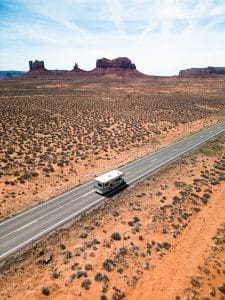 El Monte C-Medium camper op weg in Monument Valley Utah