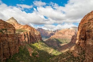 Uitzicht over Zion National Park in Utah met rode rotsen