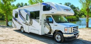 Vooraanzicht van de Mighty Class C Large camper met overhangend slaapgedeelte